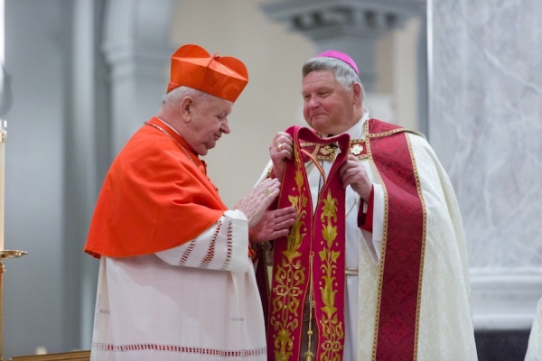 kardynał dziwisz przekazuje stułę jana pawła drugiego